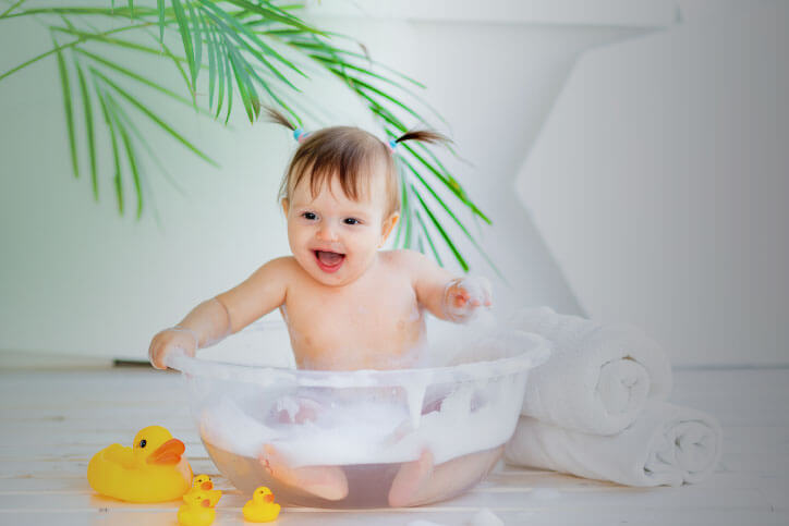 5 ventajas de bañar a tu bebé en regadera